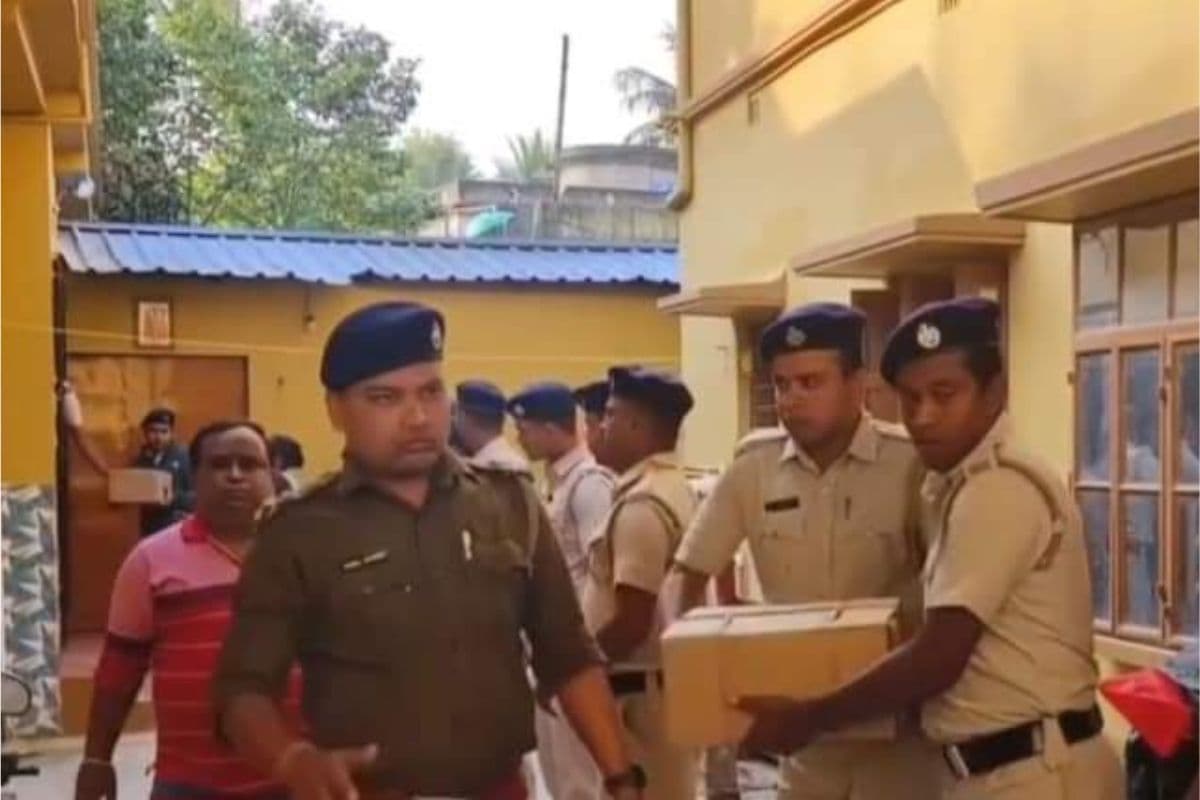 WB : बोलपुर में तृणमूल नेता के घर से भारी मात्रा में एल्कोहल युक्त एरोमैटिक कार्डमोम टिंचर हुआ बरामद