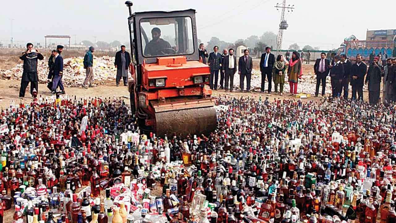 Liquor Ban in Bihar: विपक्षी नेताओं के बाद अब शराब निर्माताओं की मांग, सीएम नीतीश तत्काल वापस लें शराबबंदी कानून