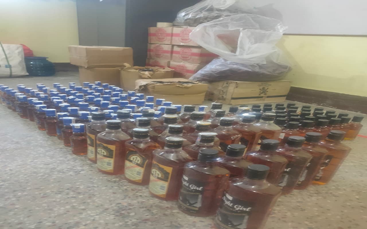 Raid Foreign Liquor: श्रीरामपुर ठुठी में पुलिस का धावा ,132 बोतल शराब जब्त, तस्कर फरार!