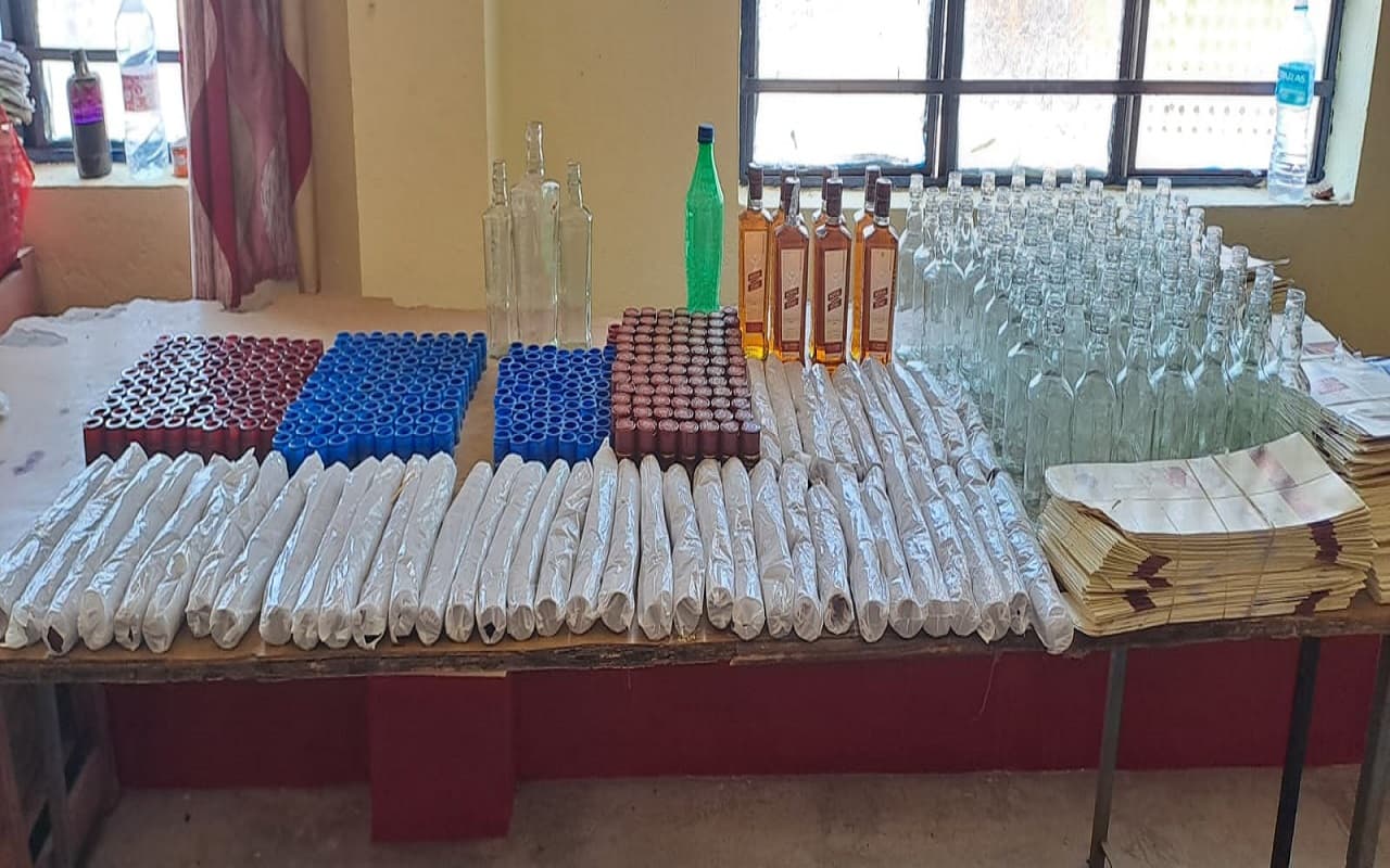 कृष्ण जन्माष्टमी मेला से पहले पुलिस की छापेमारी, 10 लीटर देशी शराब बरामद