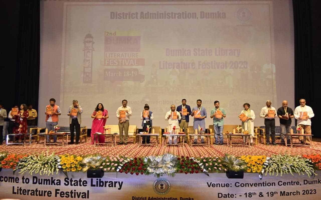 दुमका में दो दिवसीय लिटरेचर फेस्टिवल शुरू, गीतांजलि श्री व मनोरंजन ब्यापारी ने शेयर किए अनुभव दुमका में दो दिवसीय लिटरेचर फेस्टिवल शुरू, गीतांजलि श्री व मनोरंजन ब्यापारी ने शेयर किए अनुभव