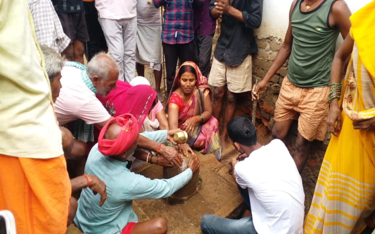 हजारीबाग : सावन में प्रकट हुए भोलेनाथ, देखने के लिए श्रद्धालुओं का लगा तांता