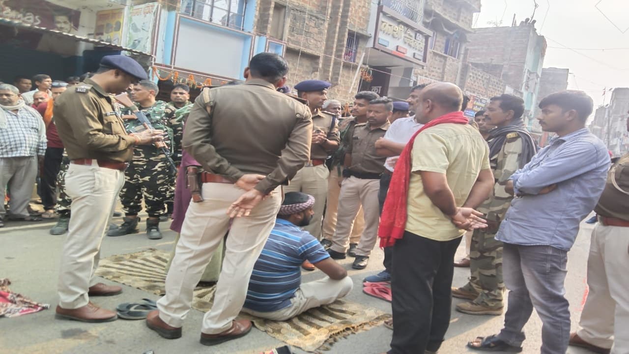 बिहार: लखीसराय गोलीकांड के विरोध में दुकान बंद, मृतक के परिजनों ने शव को सड़क पर रखकर किया प्रदर्शन