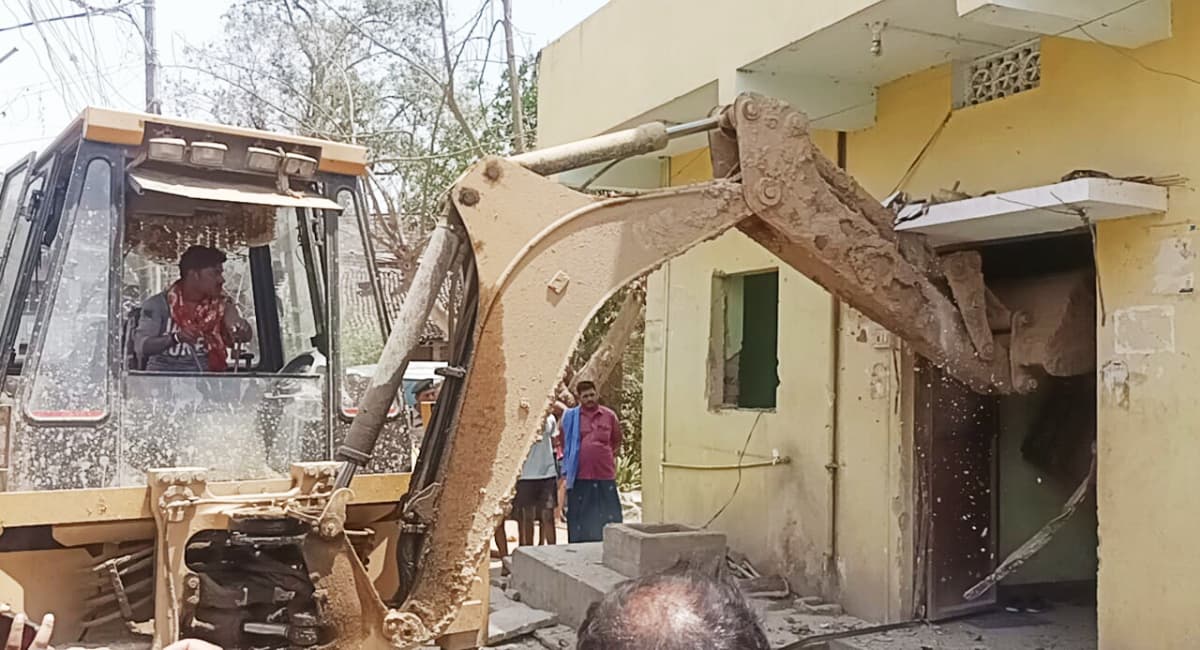 Lakhisarai: बिहार में दिखा यूपी का योगी मॉडल, फरार अंतरराज्यीय गांजा तस्कर के घर पर चला बुलडोजर