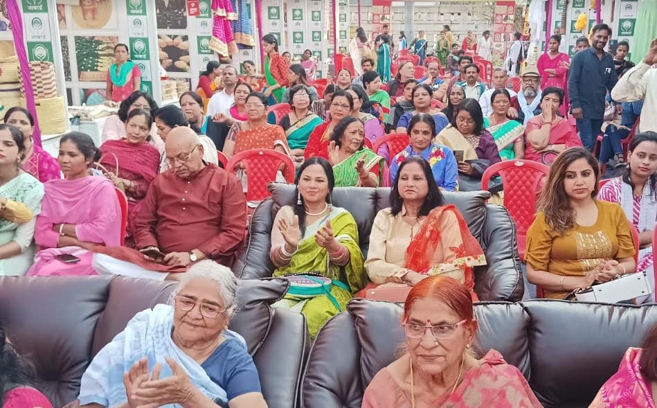 Lucknow Holi Pics: शीरोज हैंगआउट कैफे में धुन बंजारा ने बिखेरी होली की मस्ती, संगीत की बयार में खोए दर्शक