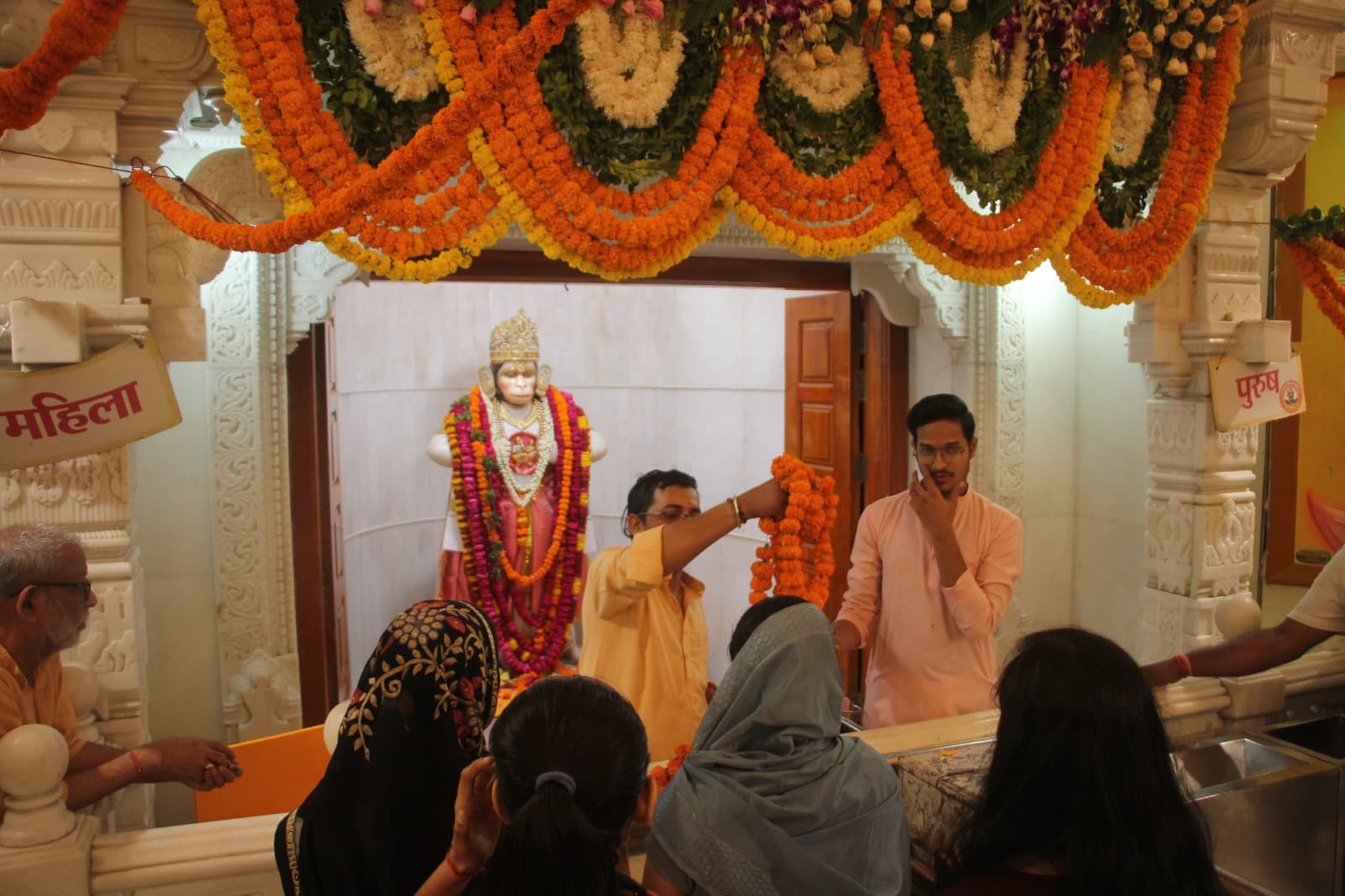 Lucknow: नवाबों के शहर लखनऊ में अब हवा में झूलते हुए उठांए खाने का आनंद, खुल गया है Sky Dining रेस्टोरेंट