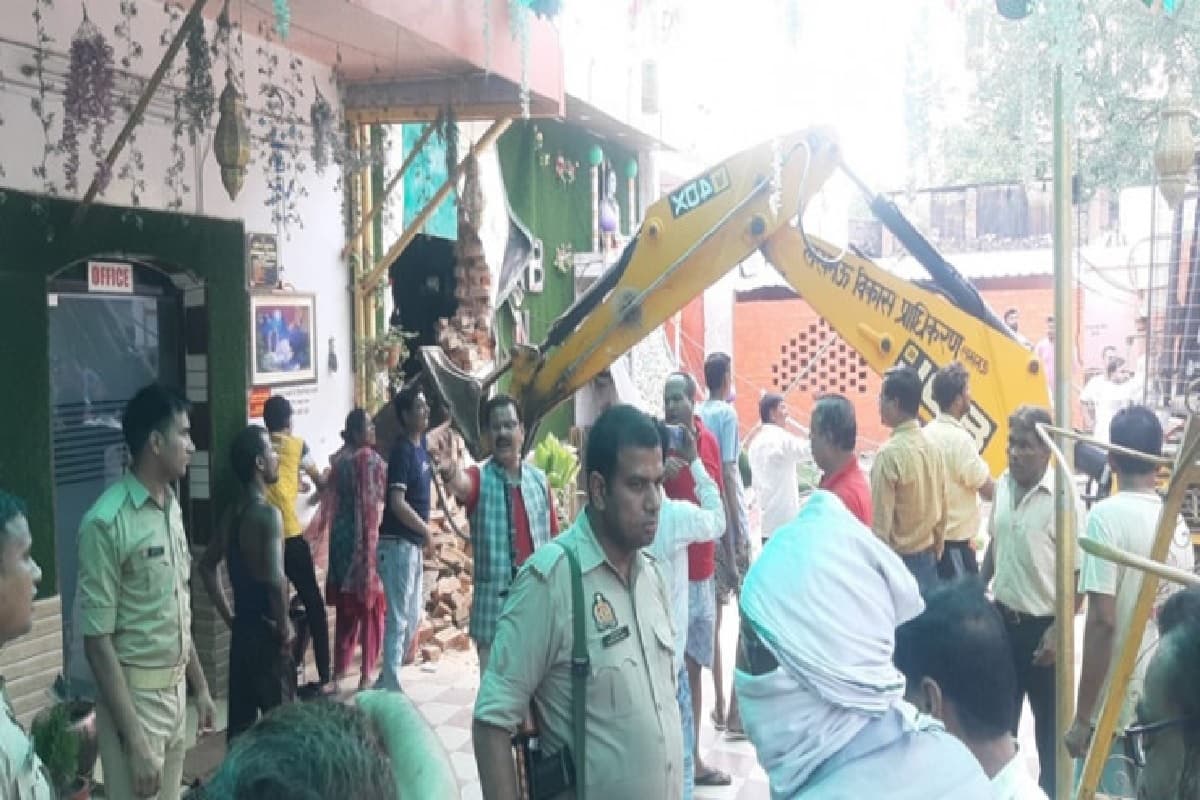 लखनऊ में अवैध निर्माण ध्वस्त करने पहुंची LDA की टीम पर हमला, जोनल अफसर और कई इंजिनियर घायल