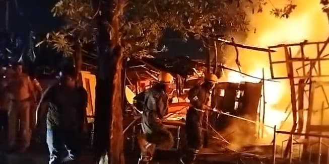 लखनऊः केशव नगर कबाड़ मार्केट में लगी आग, सिलेंडर हुआ ब्लास्ट, चारों ओर धुआं ही धुआं, लाखों का सामान जलकर खाक