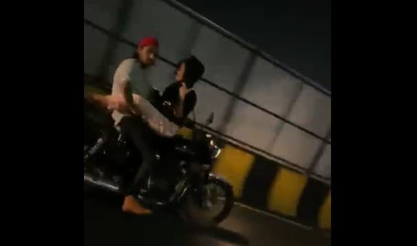 लखनऊः अलीगंज में खुलेआम बीच सड़क पर बुलेट पर युवक और युवती ने किया स्टंट, वीडियो हुआ वायरल