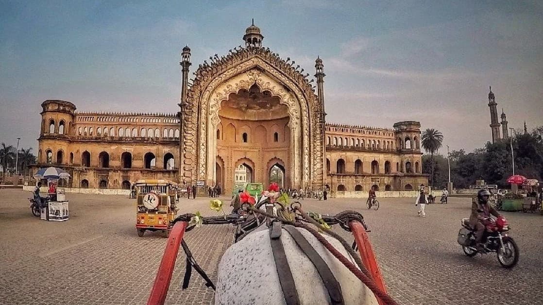 Tourist Places In Lucknow: लखनऊ में घूमने की सबसे अच्छी जगहें, यहां देखिए लिस्ट