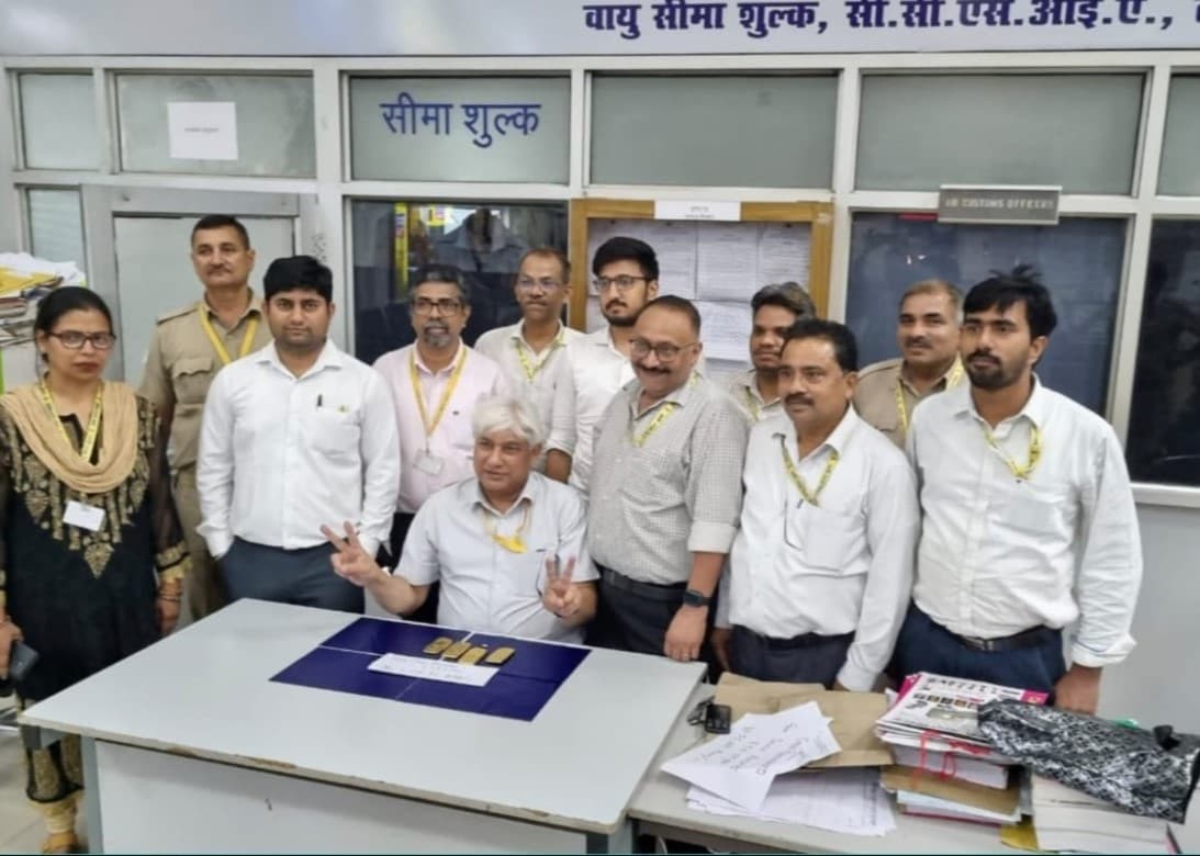 लखनऊ एयरपोर्ट पर दो युवकों के पास से 1.07 करोड़ का सोना बरामद, शारजाह से अंडरवियर में छिपाकर लाए थे