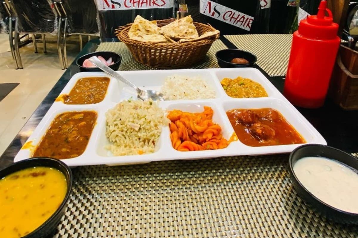 Best Unlimited Buffet In Lucknow: लखनऊ में यहां पर मिलता है मात्र 149 रुपये में अनलिमिटेड खाना, जानें लोकेशन