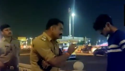 लखनऊः तुम्हारी चिंता हम पुलिसवालों को है...इसलिए बाइक सीज होगी...UP Police ने स्टंटबाज को पकड़ा, वीडियो वायरल