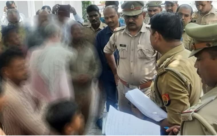 शिव की नगरी काशी पहुंचे महाराष्ट्र के पूर्व मुख्‍यमंत्री देवेंद्र फड़नवीस, बाबा के दरबार में लगाई हाजिरी