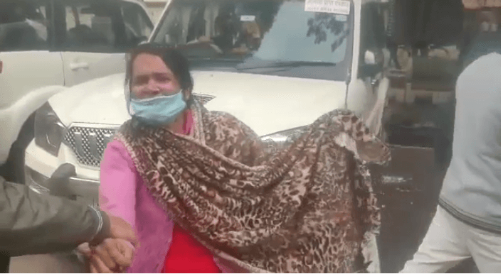 अखिलेश यादव की कार रोक महिला ने खुद पर छिड़का मिट्टी का तेल, आत्मदाह की कोशिश