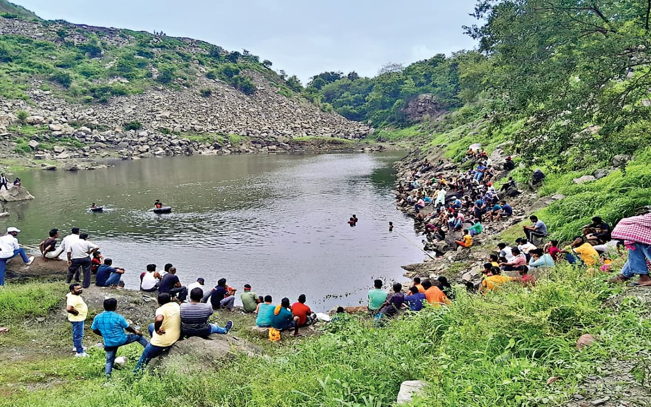 धनबाद : पोखरिया में डूब रहे साथी को बचाने में दूसरे दोस्त की गयी जान, आठवीं का छात्र था उत्सव