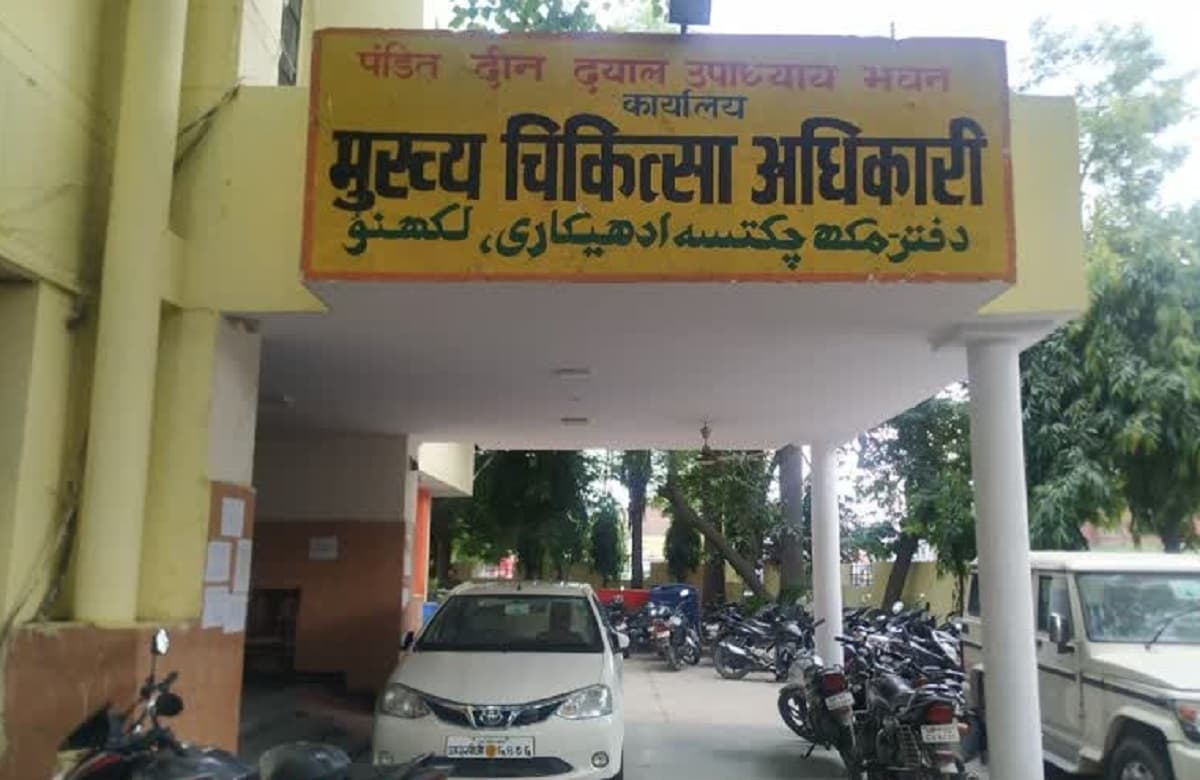 UP: हाई कोर्ट की नाराजगी के बाद डेंगू अलर्ट, ब्रजेश पाठक ने 400 वाहनों को दवा छिड़काव के लिए किया रवाना