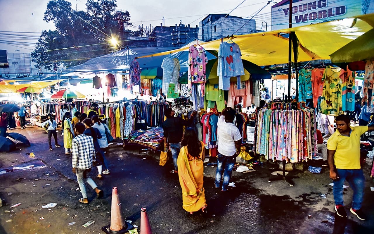 जमशेदपुर के साकची बाजार में रोजाना फुटपाथ से होती है लाखों की अवैध वसूली, जिम्मेदार कौन?