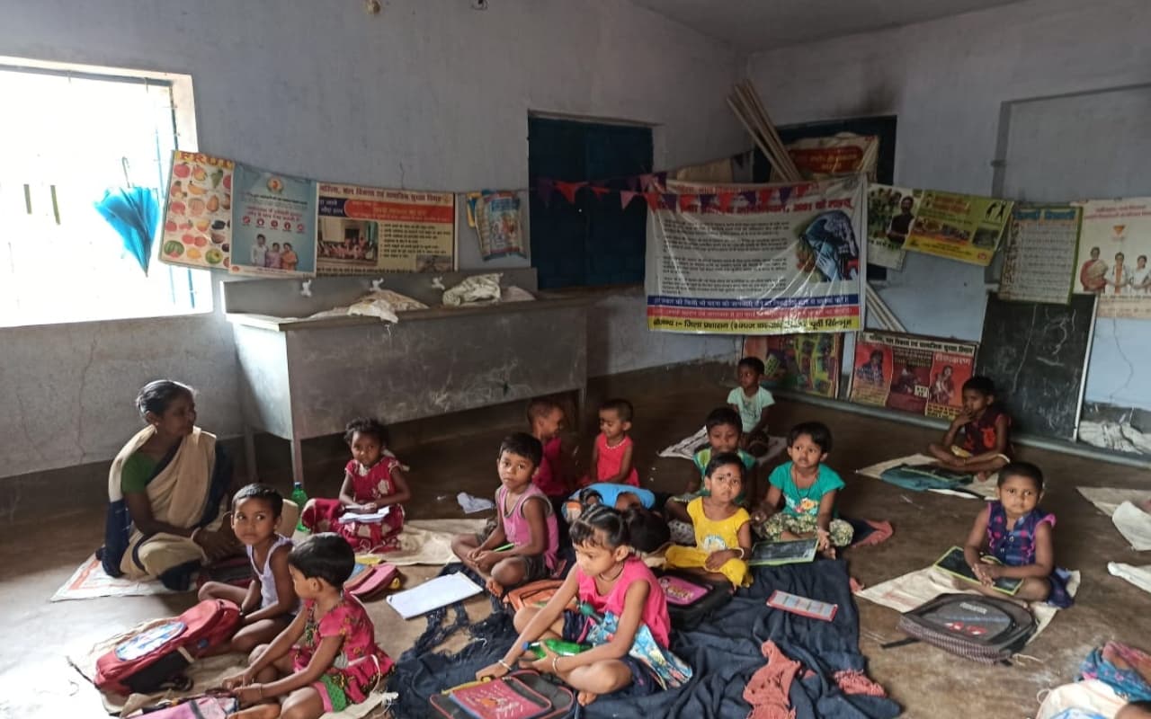 पूर्वी सिंहभूम में छह माह से आंगनबाड़ी सेविका व सहिया मानदेय के लिए लगा रही चक्कर, घर चलाना हुआ मुश्किल