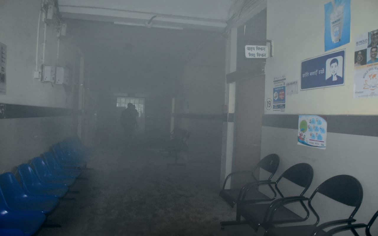 धनबाद SNMMCH के ओपीडी के पास लगी आग, अग्निशमन यंत्रों की मदद से पाया काबू, नहीं हुआ बच्चों का इलाज