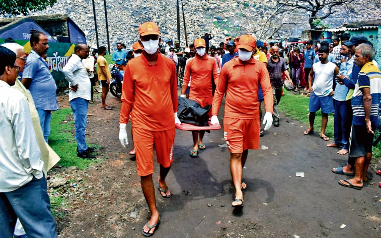 धनबाद : गोफ में 20 फीट नीचे समाया युवक, रांची से आयी NDRF की टीम ने रेस्क्यू कर शव को निकाला