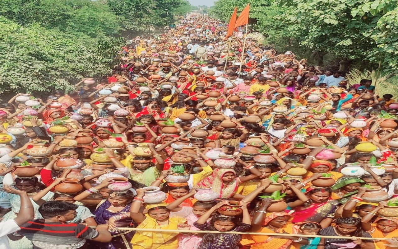 Sharadiya Navratri: साहिबगंज के मंगलहाट में 5001 कन्याओं ने निकाली कलश यात्रा, गंगाघाट से जल लेकर पहुंची मंदिर