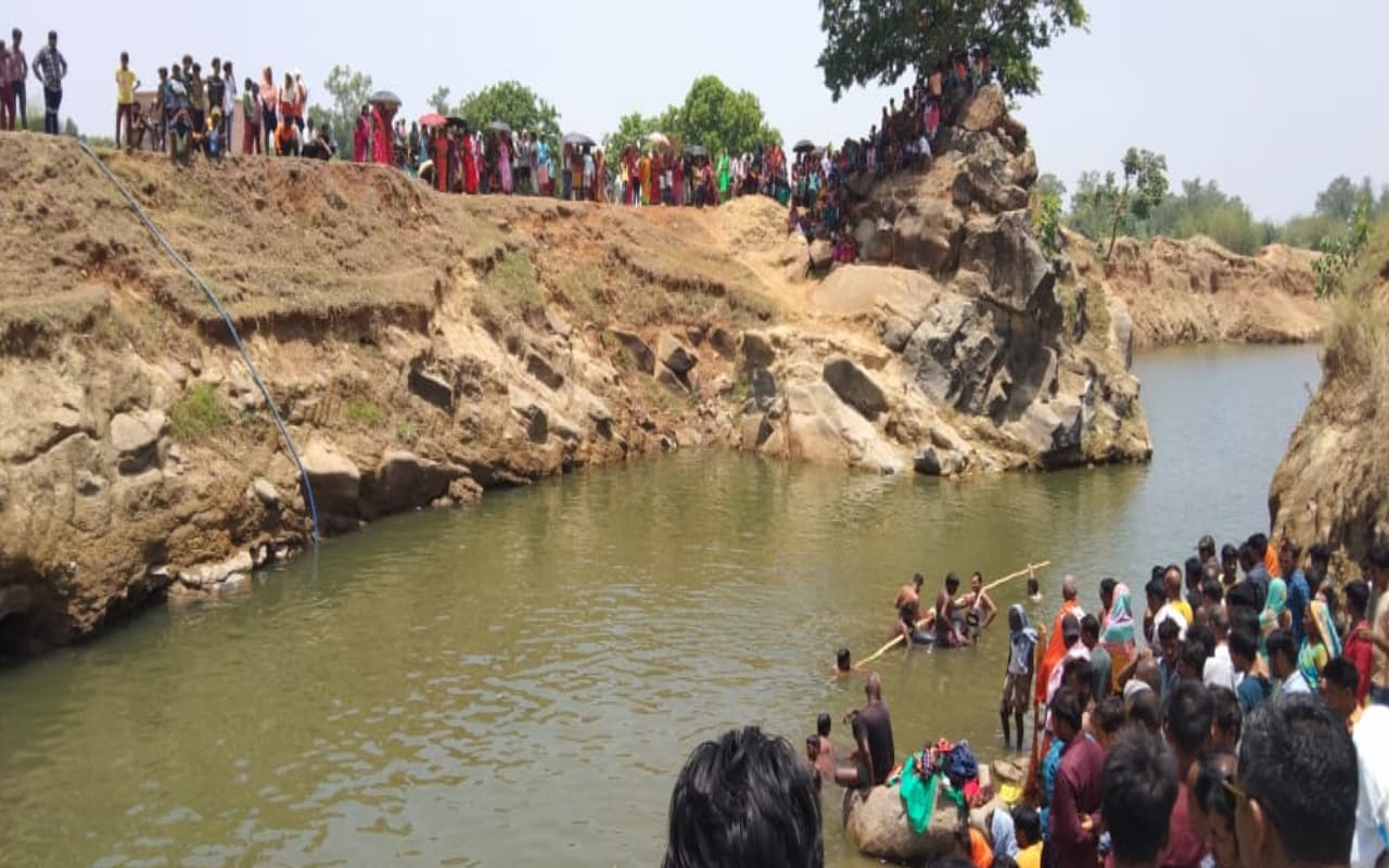गिरिडीह में बंद खदान में डूबी 8 साल की मासूम बच्ची, कड़ी मशक्कत के बाद निकाला बाहर