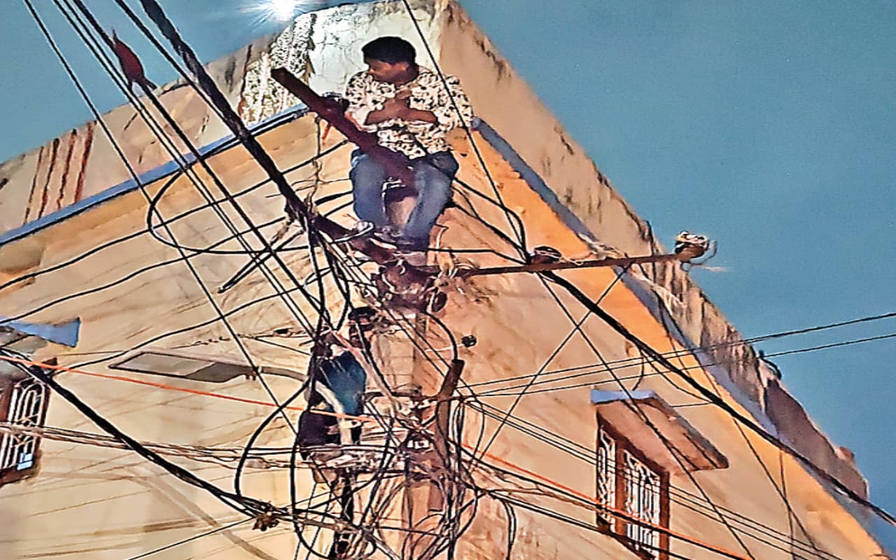 केबल जलने से कोकर के बड़े इलाके में 12 घंटे गुल रही बिजली, गर्मी से लोग बोहाल