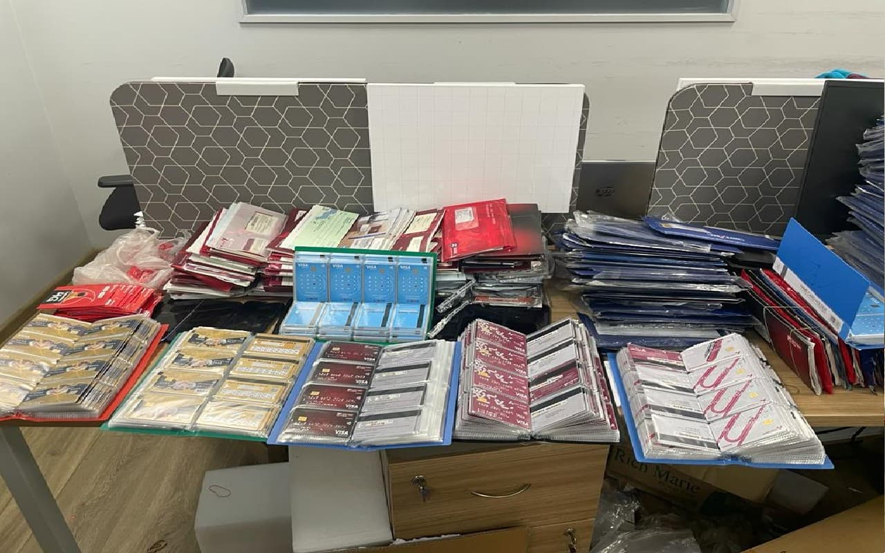 मोबाइल गेमिंग App के जरिये करोड़ों की धोखाधड़ी मामले में कोलकाता पुलिस की ताबड़तोड़ छापेमारी, 5 गिरफ्तार मोबाइल गेमिंग App के जरिये करोड़ों की धोखाधड़ी मामले में कोलकाता पुलिस की ताबड़तोड़ छापेमारी, 5 गिरफ्तार