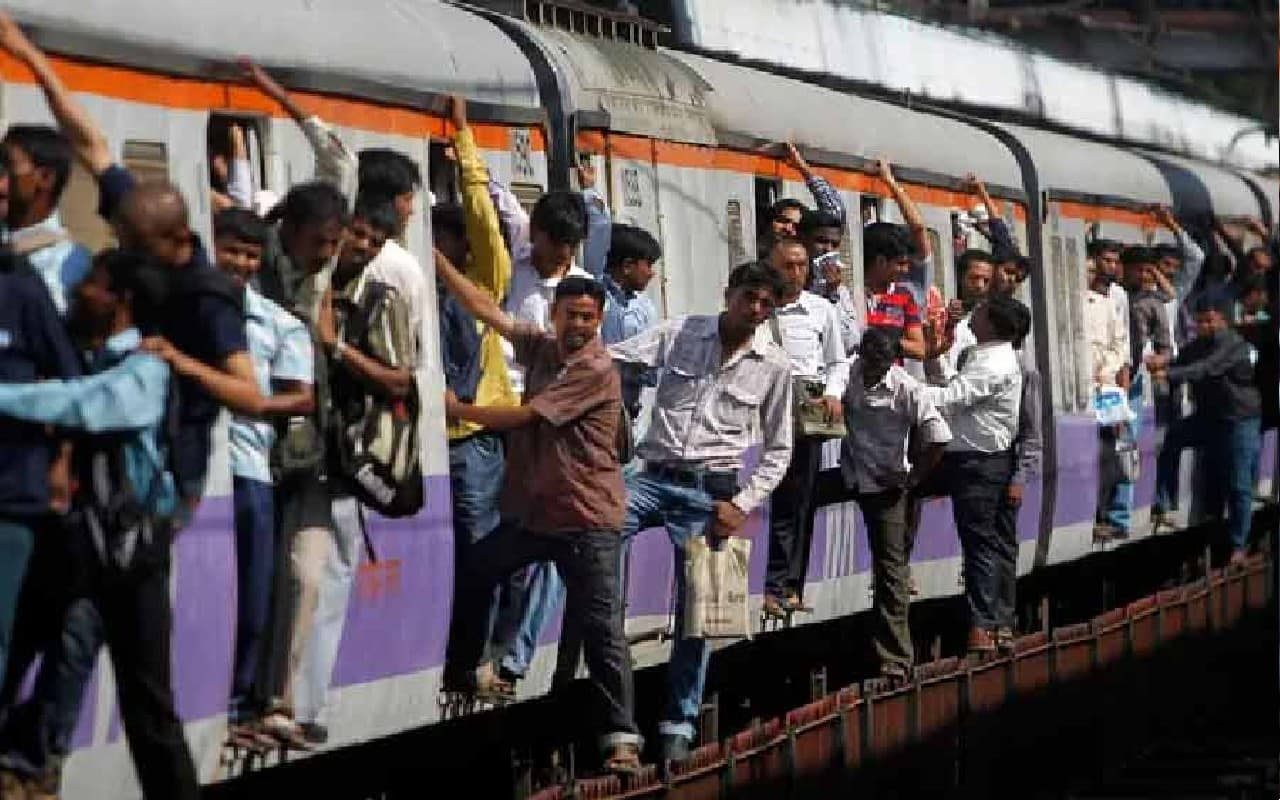 Train Accident : सियालदह स्टेशन के पास दो लोकल ट्रेनों की टक्कर, बड़ा हादसा होते-होते टला