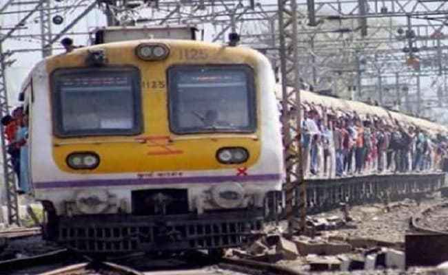 Indian Railways : मुंबई में 29 जनवरी से पटरी पर दौड़ेंगी लोकल ट्रेनें, इन यात्रियों को मिलेगी यात्रा की अनुमति
