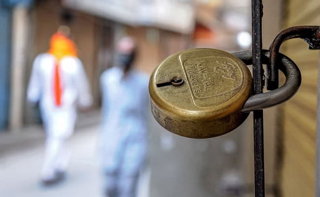Lockdown Update in UP : हापुड़ में पुलिस पर पथराव, बहराइच में अवैध संबंध के शक में पत्नी को मारी गोली