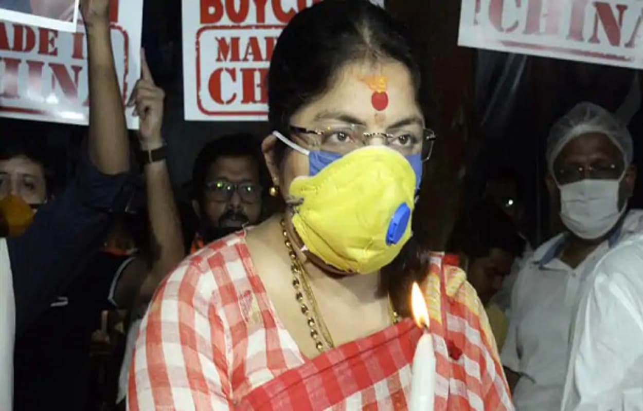 बंगाल में BJP सांसद लॉकेट चटर्जी पर होली के बहाने ‘जहरीला रंग’ से हमला, TMC पर आरोप बंगाल में BJP सांसद लॉकेट चटर्जी पर होली के बहाने ‘जहरीला रंग’ से हमला, TMC पर आरोप