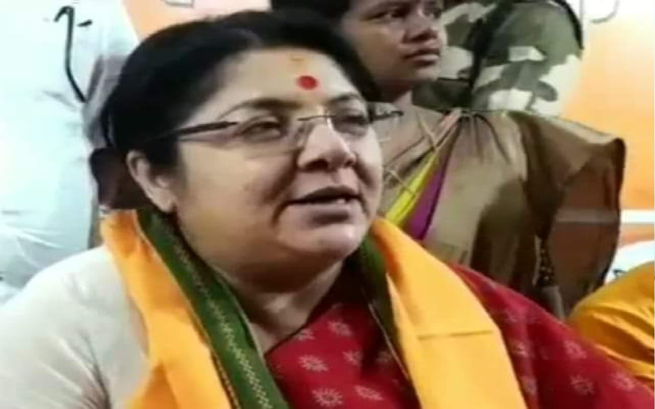 लॉकेट चटर्जी ने तृणमूल पर किया कटाक्ष, कहा-
भ्रष्टाचारी तृणमूल पार्टी बंगाल में ज्यादा दिन नहीं टिकेगी