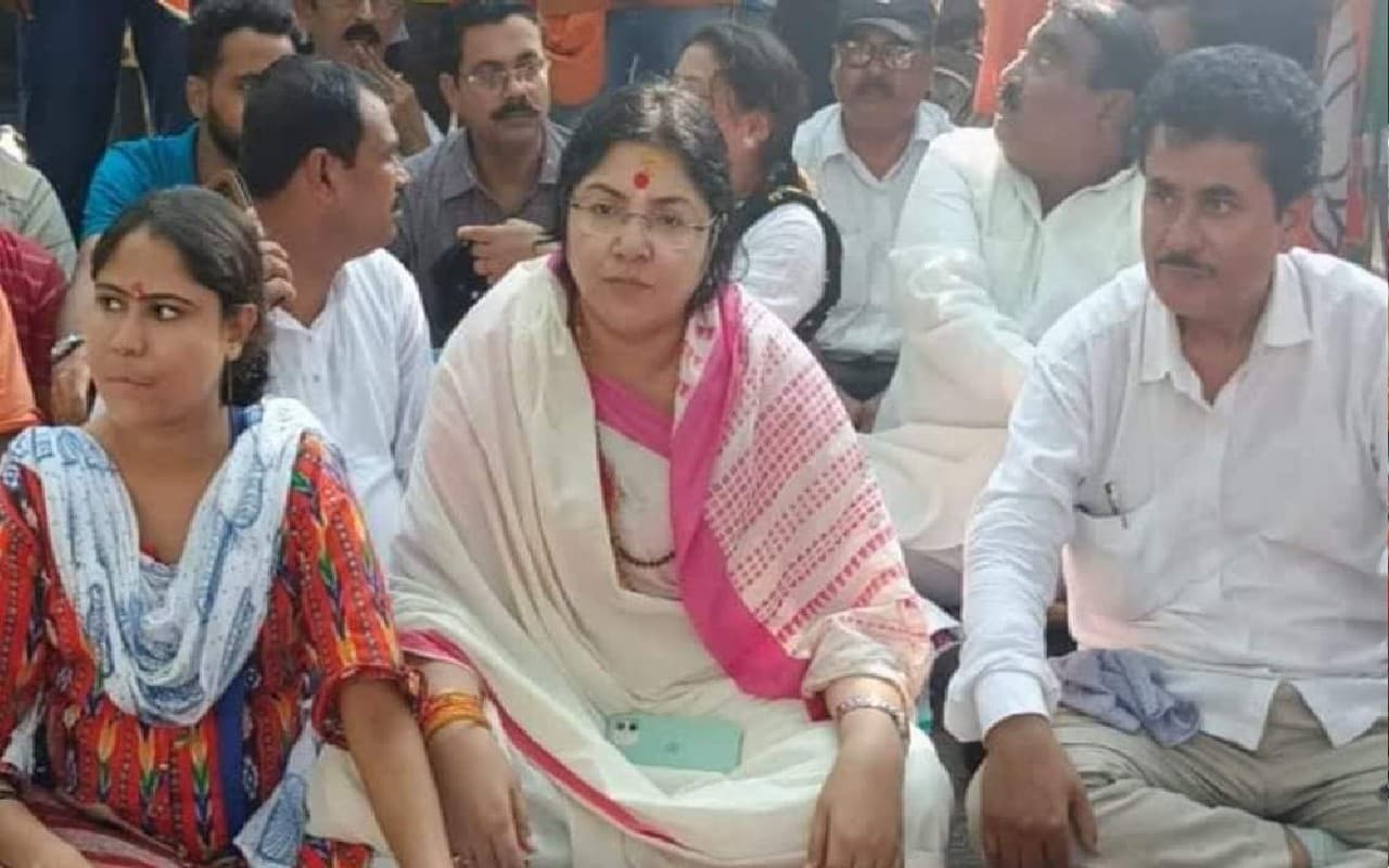 बोलपुर पीड़ित परिवार से मिलने गयी BJP सांसद को पुलिस ने लौटाया, लगे ‘लॉकेट चटर्जी गो बैक’ के नारे बोलपुर पीड़ित परिवार से मिलने गयी BJP सांसद को पुलिस ने लौटाया, लगे ‘लॉकेट चटर्जी गो बैक’ के नारे