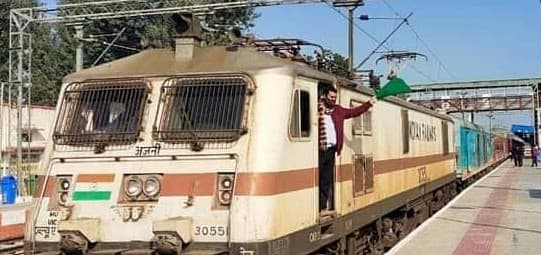 आराम की नौकरी व ज्यादा वेतन के लिए 17 लोको पायलट ने कराया आंख का ऑपरेशन