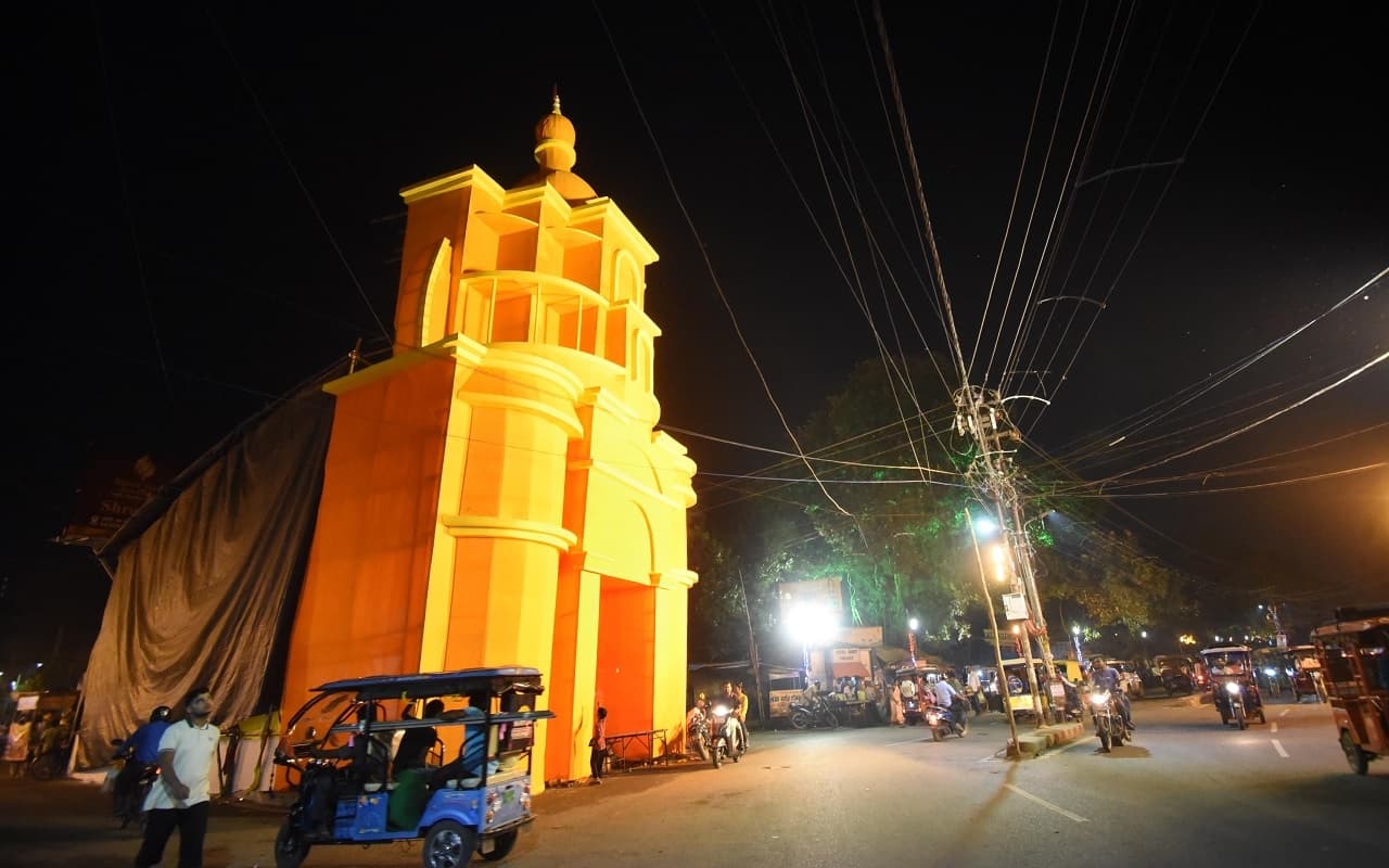 पटना के बोरिंग रोड से कदमकुआं तक पंडालों में दिख रही भव्यता, मां के सामने शीश झुकाने वालों का लगा तांता