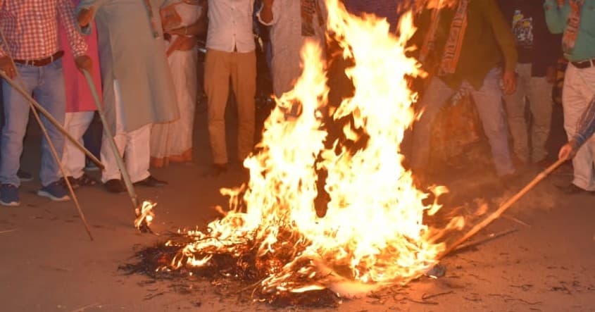 पेट्रोलियम पदार्थों की बढ़ती कीमत के विरोध में कांग्रेस का मशाल जुलूस, बोले- केंद्र सरकार ने आम लोगों का जीना मुहाल कर दिया