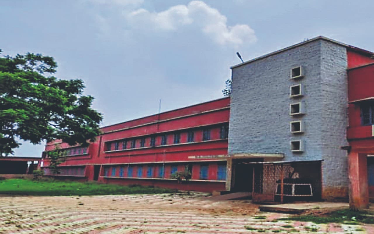 BS कॉलेज लोहरदगा में शिक्षकों की कमी, 10 हजार स्टूडेंट्स की पढ़ाई कॉन्ट्रैक्ट टीचर्स के भरोसे