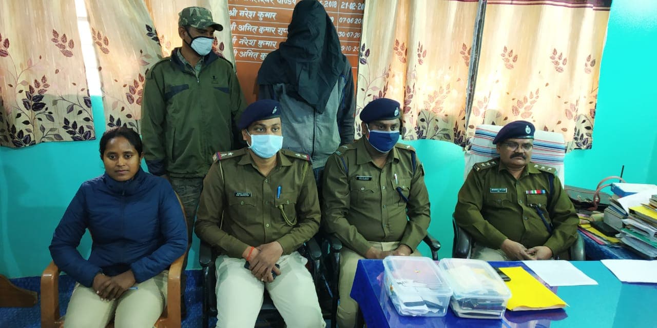 नक्सल विरोधी अभियान में पुलिस को मिली सफलता, झारखंड के लातेहार में महिला नक्सली समेत दो गिरफ्तार, नेपाली करेंसी समेत अन्य सामान जब्त