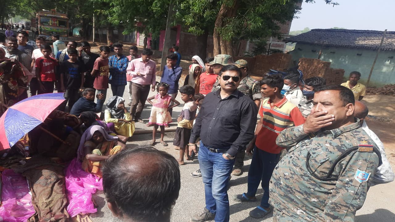 सड़क दुर्घटना में दो बच्चे की मौत पर आक्रोशितों ने घंटों किया सड़क जाम, प्रशासन के आश्वासन के बाद जाम खत्म