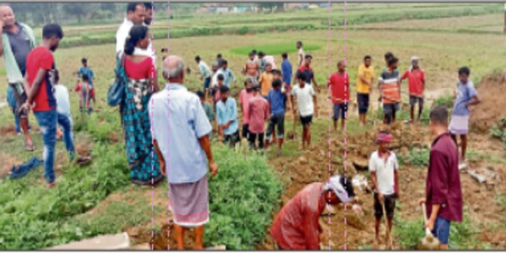 खेतों तक पानी पहुंचाने में जुटे लोहरदगा के किसान, श्रमदान कर की नाली की सफाई