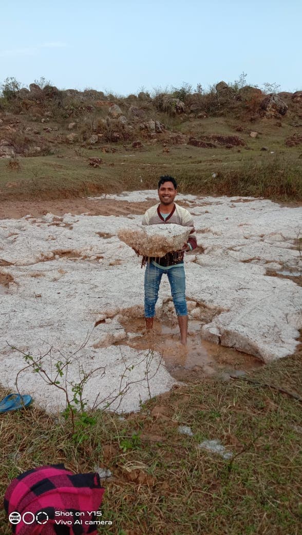लोहरदगा में ओलावृष्टि के बाद खेतों में दिखे इतने बड़े-बड़े चट्टान, जानें मौसम की मार से कब मिलेगी राहत