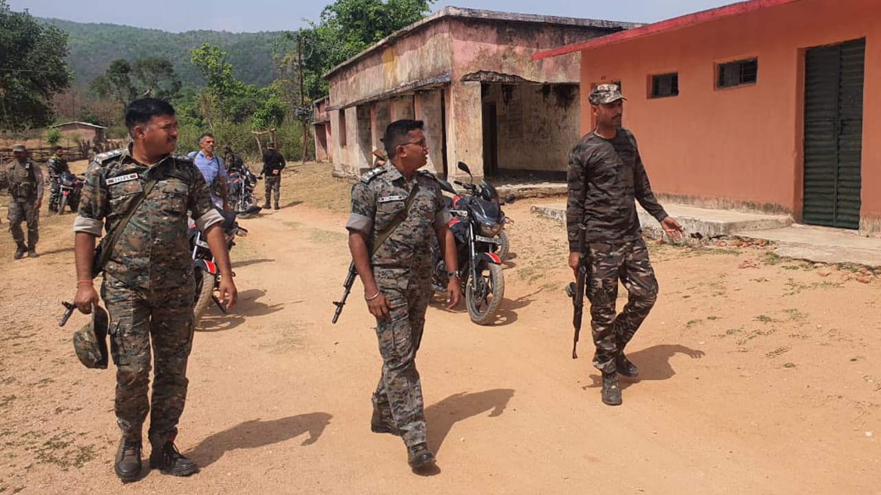 झारखंड पंचायत चुनाव : लोहरदगा एसपी ने नक्सल प्रभावित क्षेत्रों का किया दौरा, ग्रामीणों से सहयोग की अपील