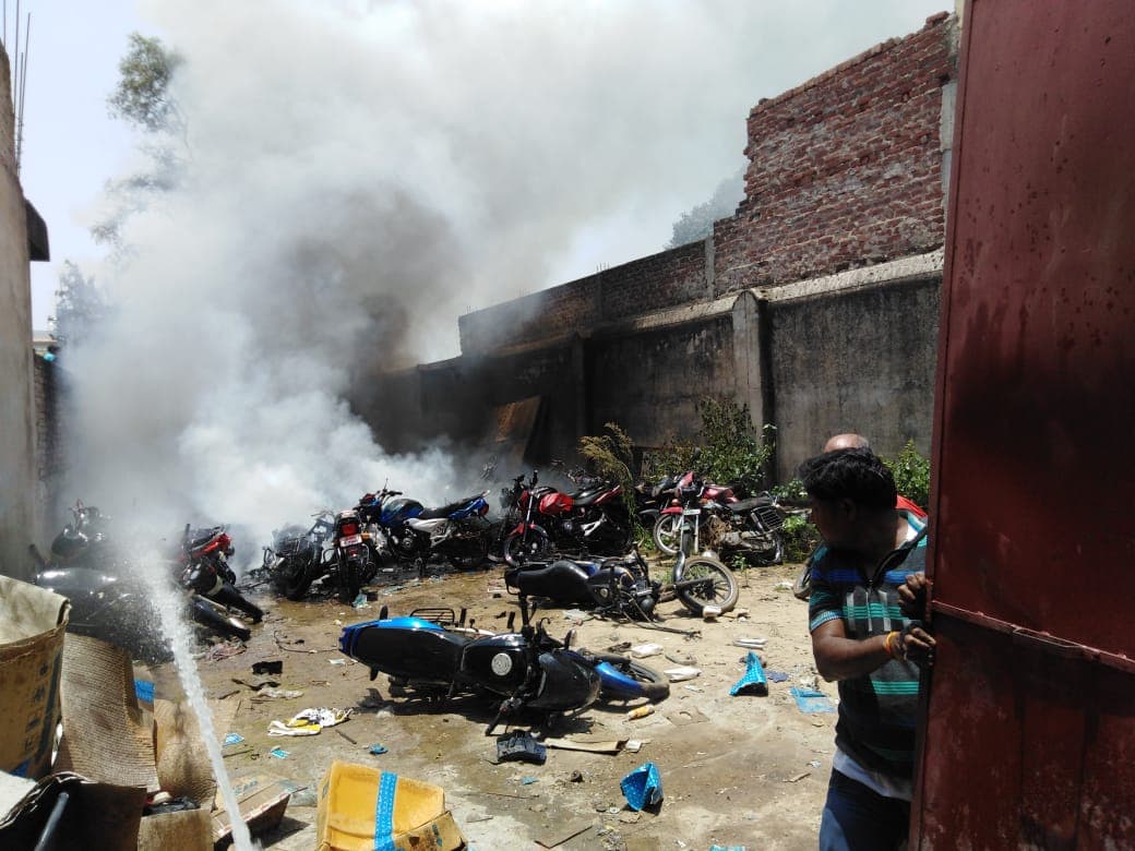 तनिष्क ऑटोमोबाइल में लगी आग, अग्निशमन की टीम ने आग पर पाया काबू