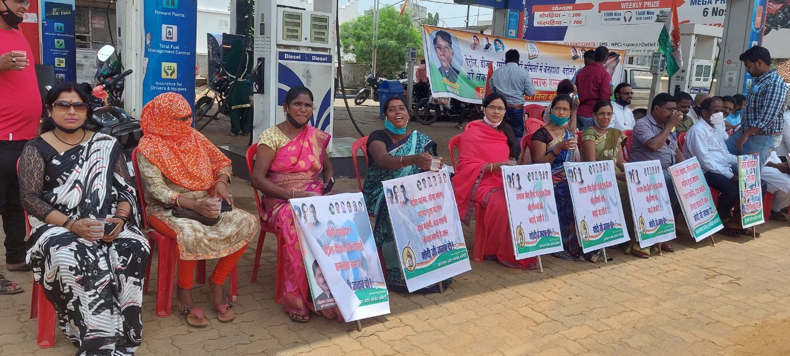 पेट्रोल, डीजल व रसोई गैस की बढ़ती कीमतों के खिलाफ कांग्रेस का विरोध प्रदर्शन, लोहरदगा में केंद्र की मोदी पर पर बरसे कांग्रेस नेता