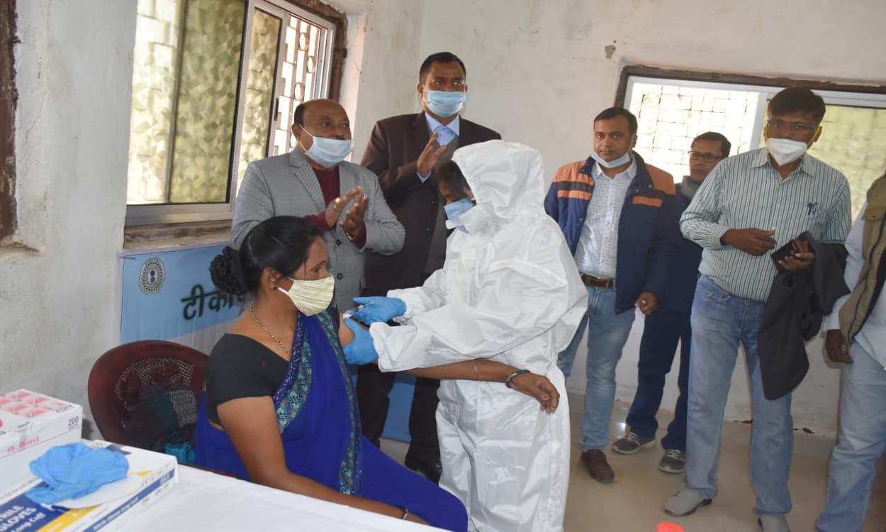 Corona Vaccine Latest News : लोहरदगा में सफाई कर्मी मनीषा को लगा पहला टीका, जिले में 114 लोगों को लगा वैक्सीन