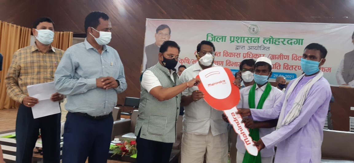 किसानों को उन्नत बीज व टानाभगतों को मिले कृषि उपकरण, वित्त मंत्री डॉ रामेश्वर उरांव बोले, किसानों को उपलब्ध करायेंगे बाजार