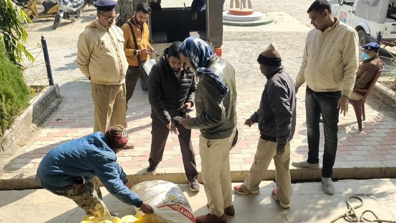 लोहरदगा में 50 kg विस्फोटक बरामद, नक्सलियों के पास पहुंचने से पहले पुलिस ने किया जब्त, दो आरोपी गिरफ्तार