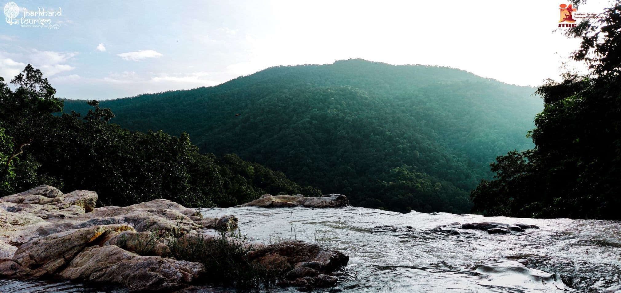पर्यटकों के स्वागत के लिए तैयार है लोहरदगा का लावापानी जलप्रपात, खूबसूरती ऐसी की देखते रह जाएंगे